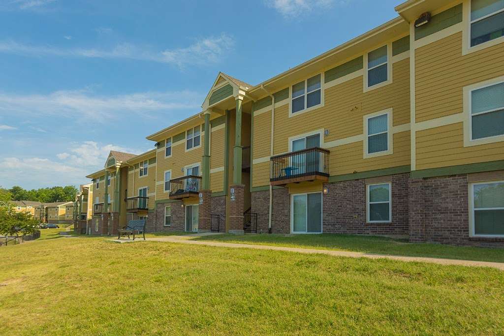 Friendship Village Apartments 3901 E 56th Terrace, Kansas City, MO 64130