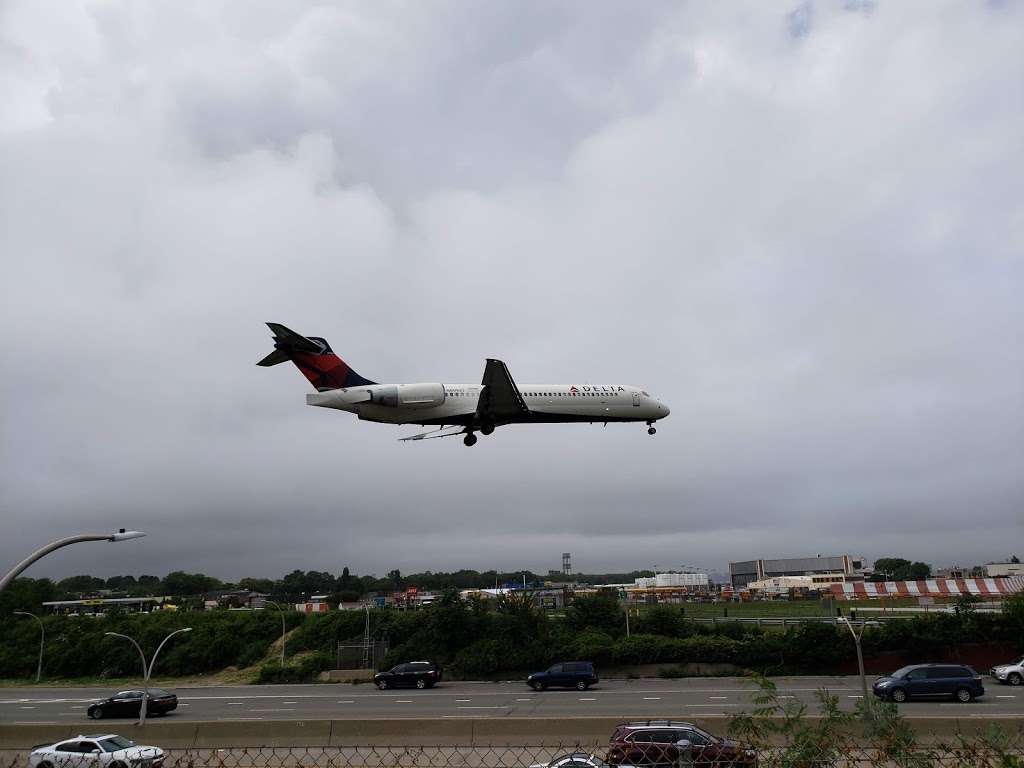 Airplane Viewing At LaGuardia Airport | East Elmhurst, NY 11369, USA