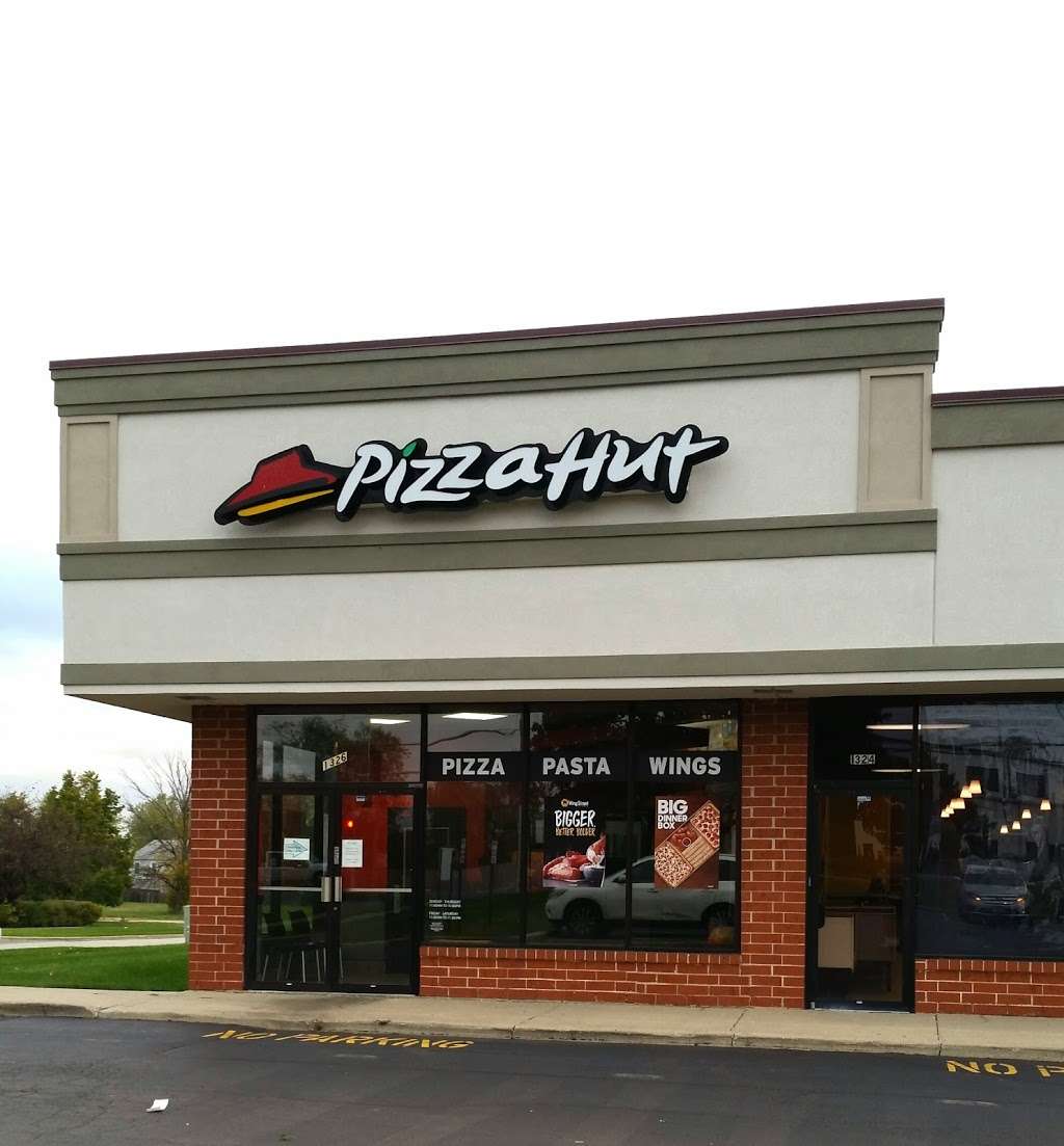 Pizza Hut | 1326 W Lake St, Roselle, IL 60172, USA | Phone: (630) 582-8000