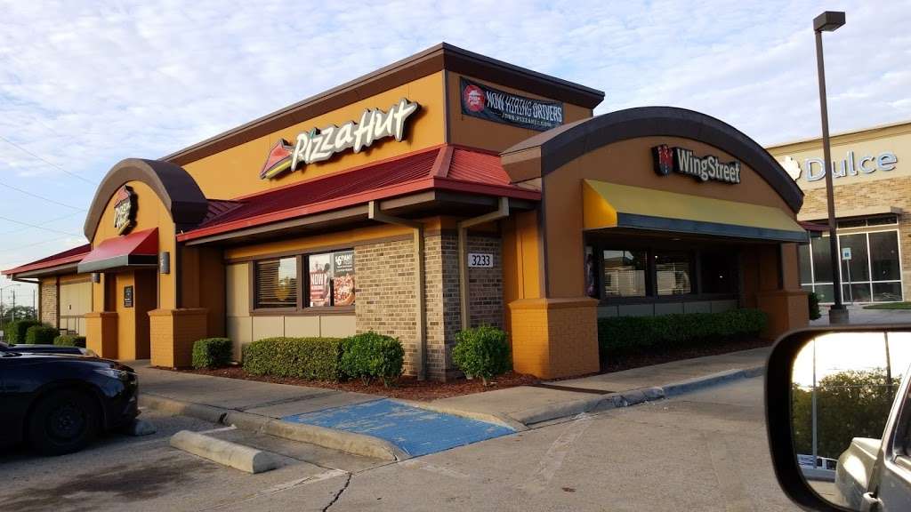 Pizza Hut | 3233 Fort Worth Ave, Dallas, TX 75211, USA | Phone: (214) 339-2158