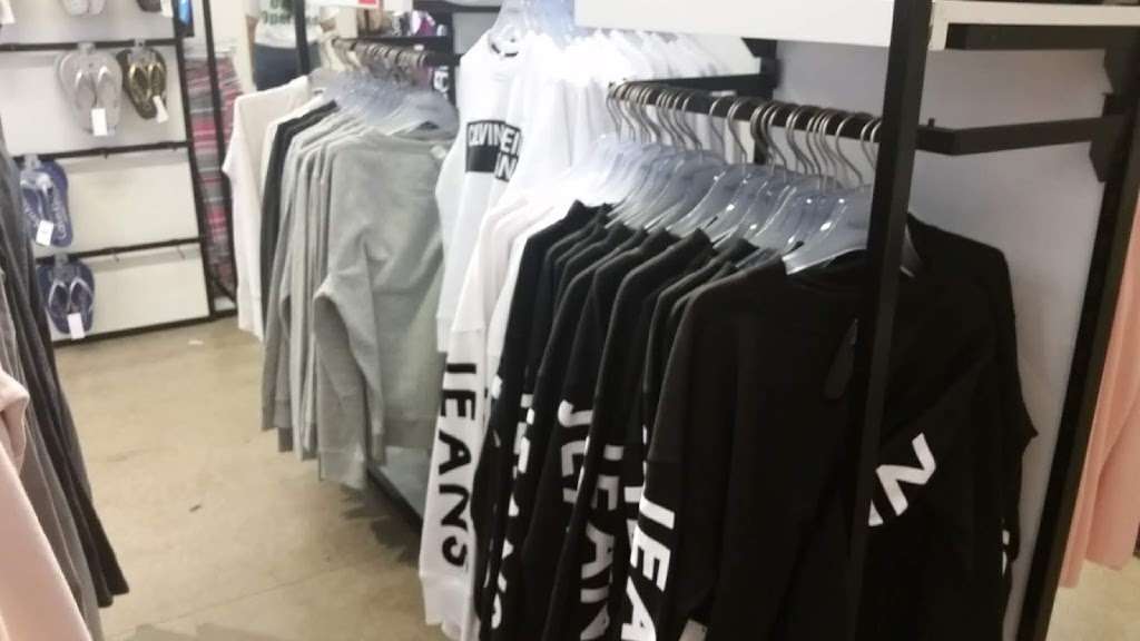 Calvin Klein Outlet, 80 Premium Outlets Blvd Suite #491, Merrimack, NH  03054, USA