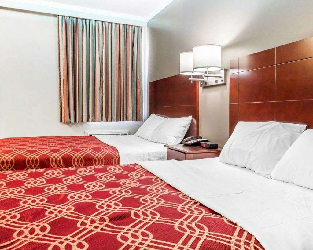 Econo Lodge | 113-18 Rockaway Blvd, South Ozone Park, NY 11420, USA | Phone: (718) 843-4300