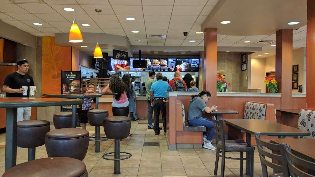 McDonalds | 6900 N Western Ave, Chicago, IL 60645 | Phone: (773) 274-6151