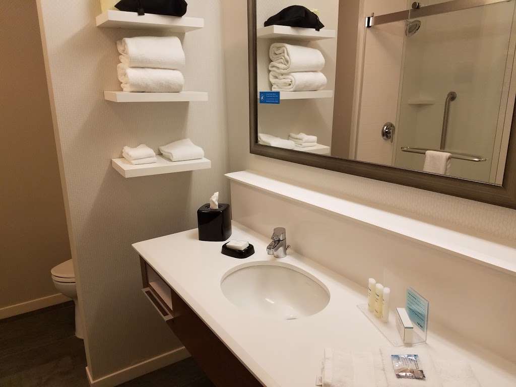 Hampton Inn & Suites LAX El Segundo | 888 North Pacific Coast Highway, El Segundo, CA 90245, USA | Phone: (310) 322-2900