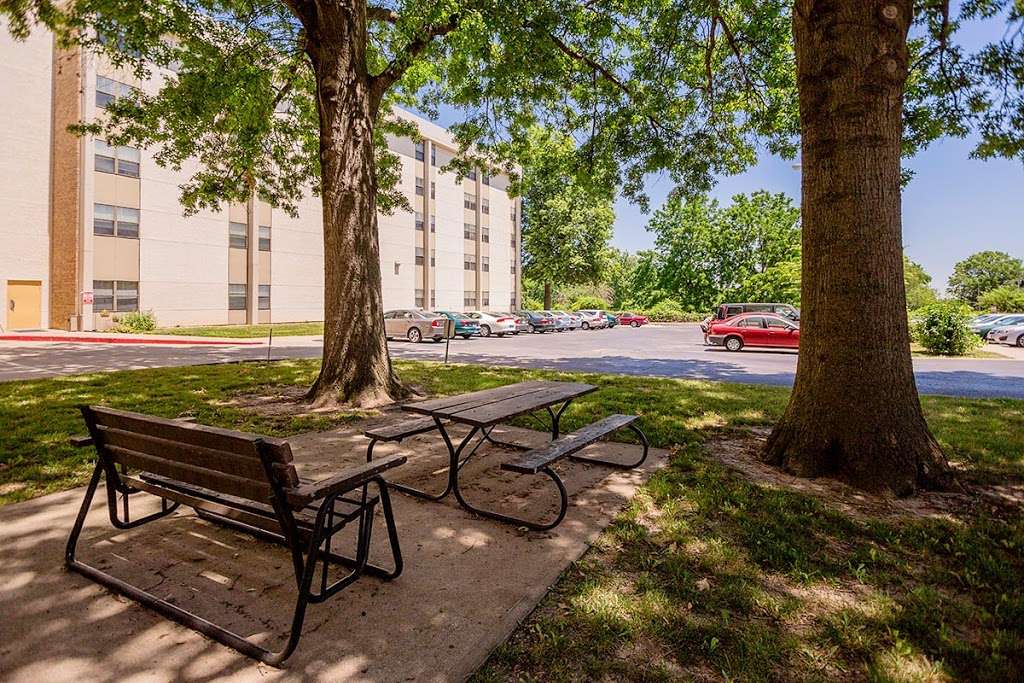 Olde Oak Tree Apartments | 13975 East 35th St S, Independence, MO 64055, USA | Phone: (816) 844-6115