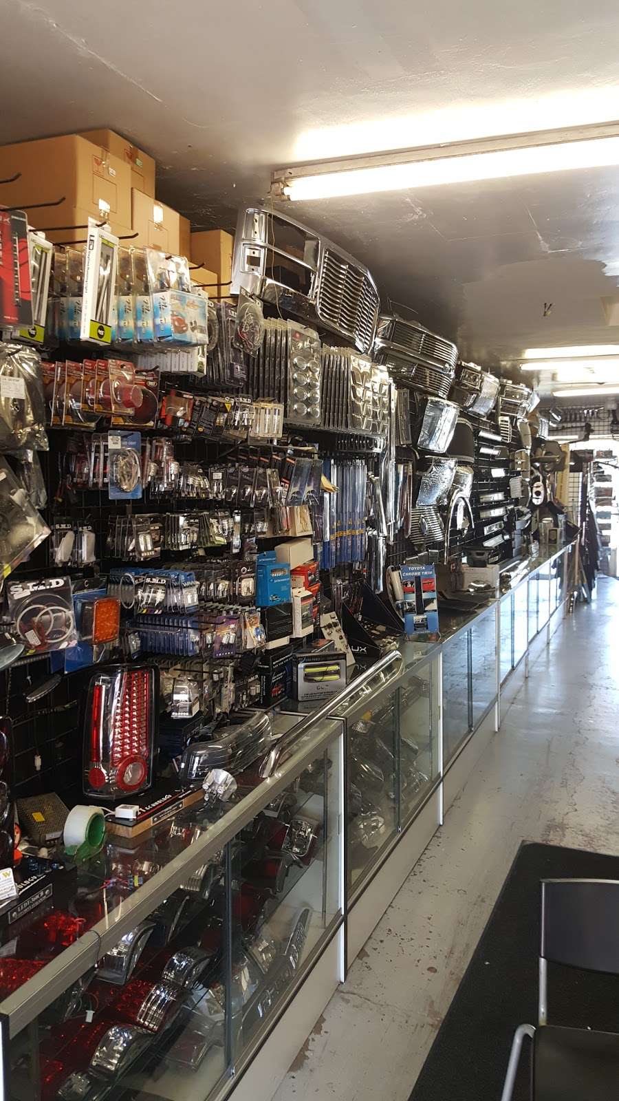 J & W Auto Accessories | 13521 Paramount Blvd, South Gate, CA 90280, USA | Phone: (562) 634-3649