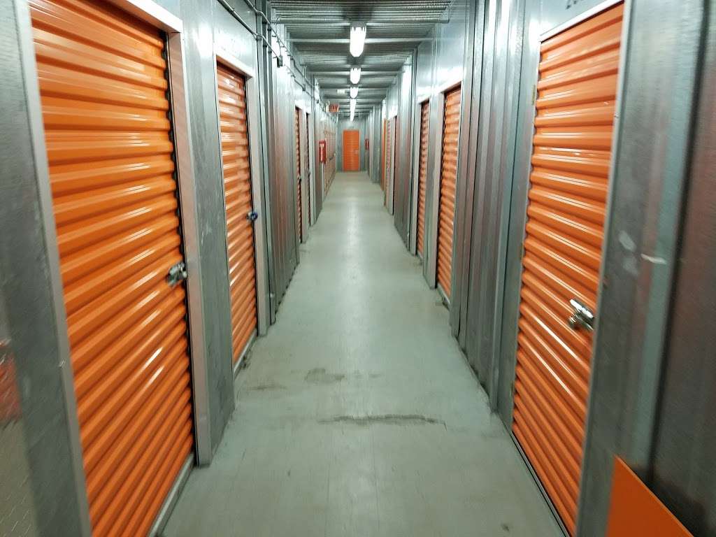 Public Storage | 2101 Howard St, Chicago, IL 60645, USA | Phone: (773) 942-2852