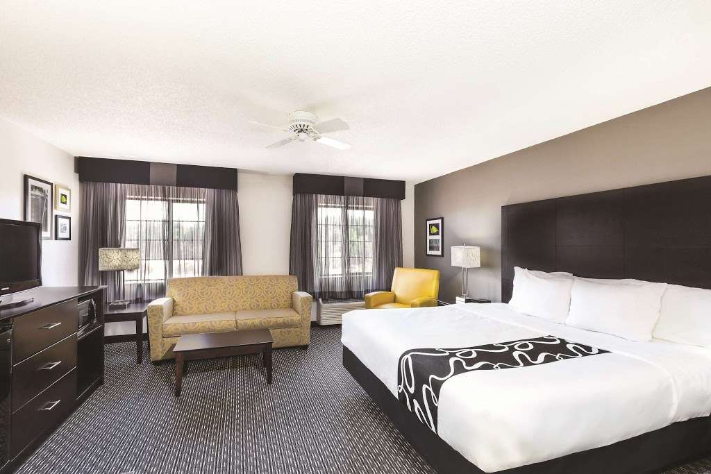La Quinta Inn & Suites by Wyndham Milwaukee Delafield | 2801 Hillside Dr, Delafield, WI 53018, USA | Phone: (262) 395-1162