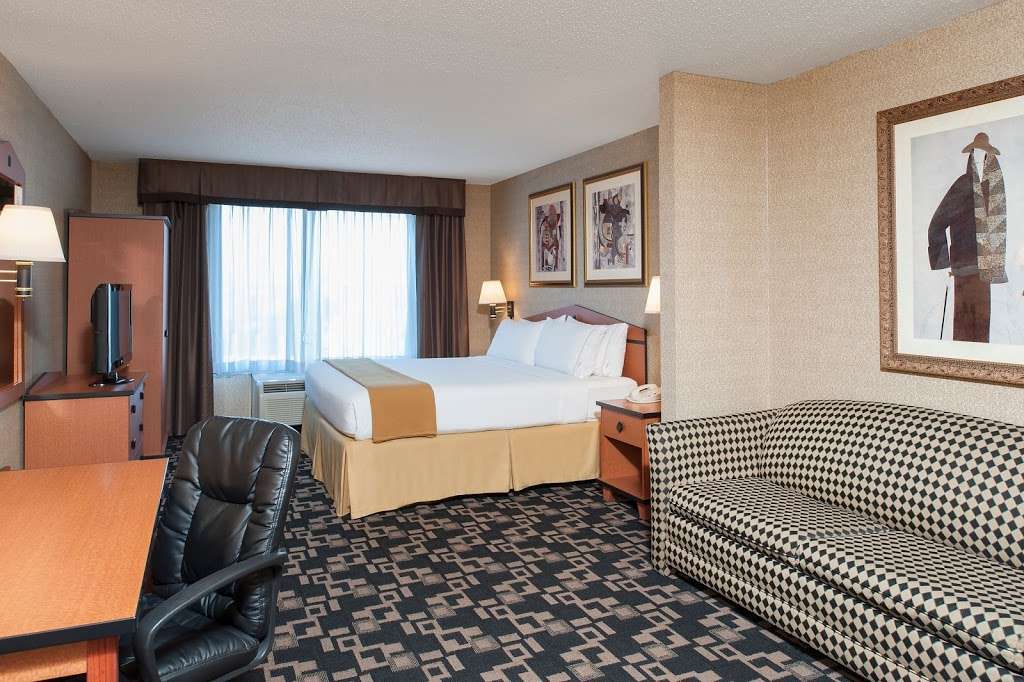 Holiday Inn Express & Suites Greenwood | 1180 Wilson Dr, Greenwood, IN 46143, USA | Phone: (317) 881-0600