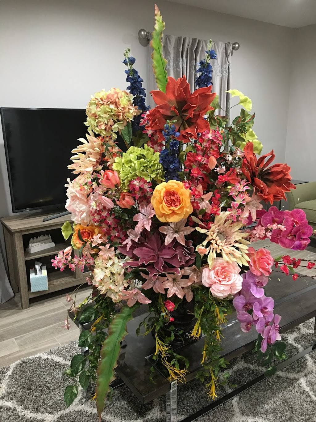 Dynamic Flowers | 830 Hanna St E, Windsor, ON N8X 2N8, Canada | Phone: (519) 972-9777