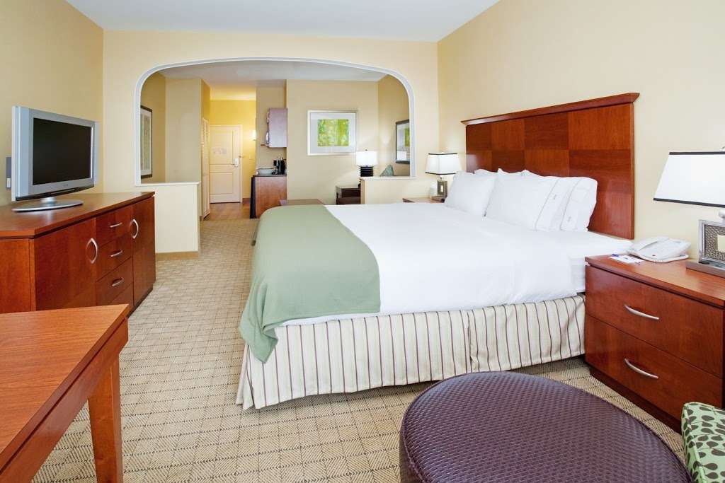 Holiday Inn Express & Suites Denver Airport | 6910 Tower Rd, Denver, CO 80249 | Phone: (303) 373-4100