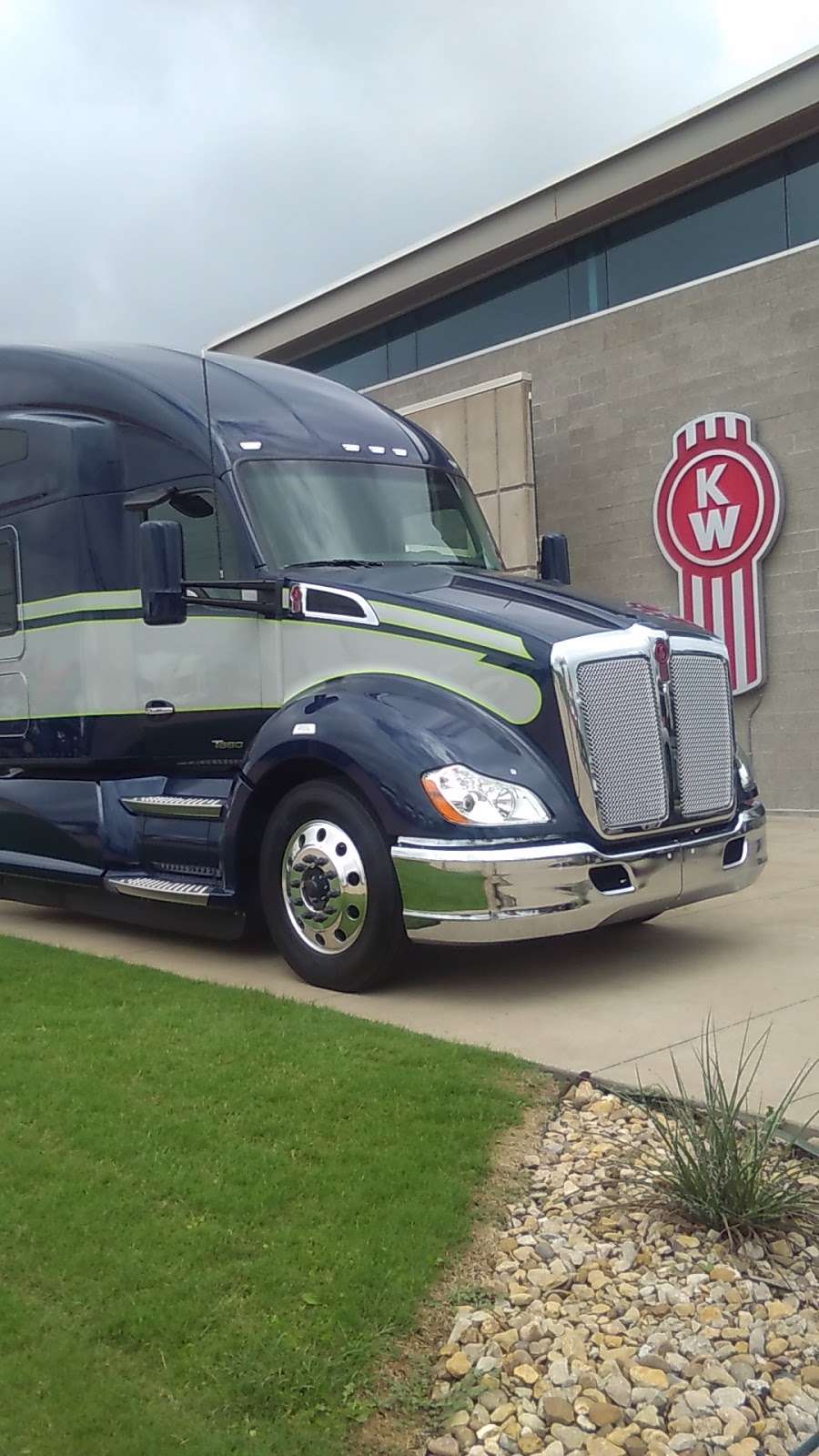 MHC Kenworth - South Dallas | 34661 Lyndon B Johnson Fwy, Dallas, TX 75241, USA | Phone: (972) 225-3600