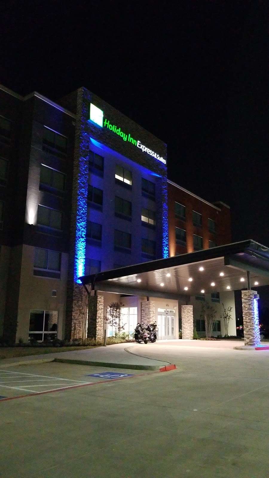 Holiday Inn Express & Suites Dallas NW HWY - Love Field | 2217 Connector Dr, Dallas, TX 75220, USA | Phone: (469) 466-3940