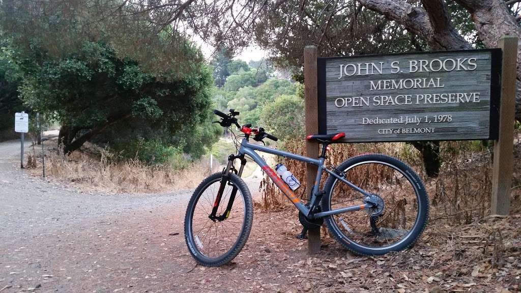 Water Dog Lake trail entrance | Lake Road Trail, Belmont, CA 94002, USA