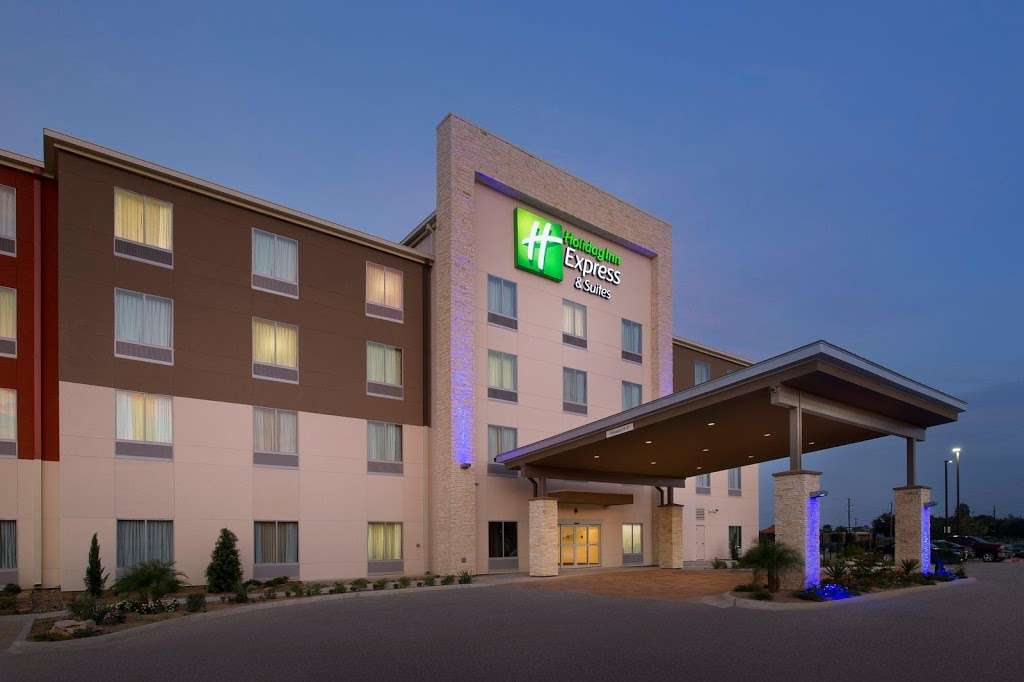 Holiday Inn Express & Suites Bay City | 5618 7th St, Bay City, TX 77414, USA | Phone: (979) 244-3333