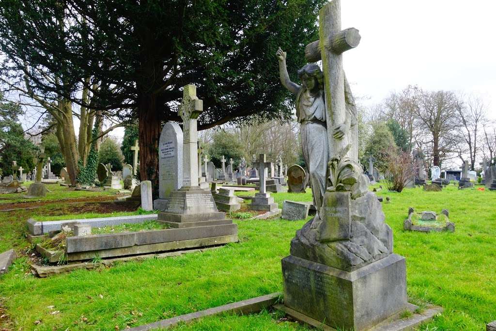 Richmond Cemetery | Grove Rd, Richmond TW10, UK | Phone: 020 8876 4511