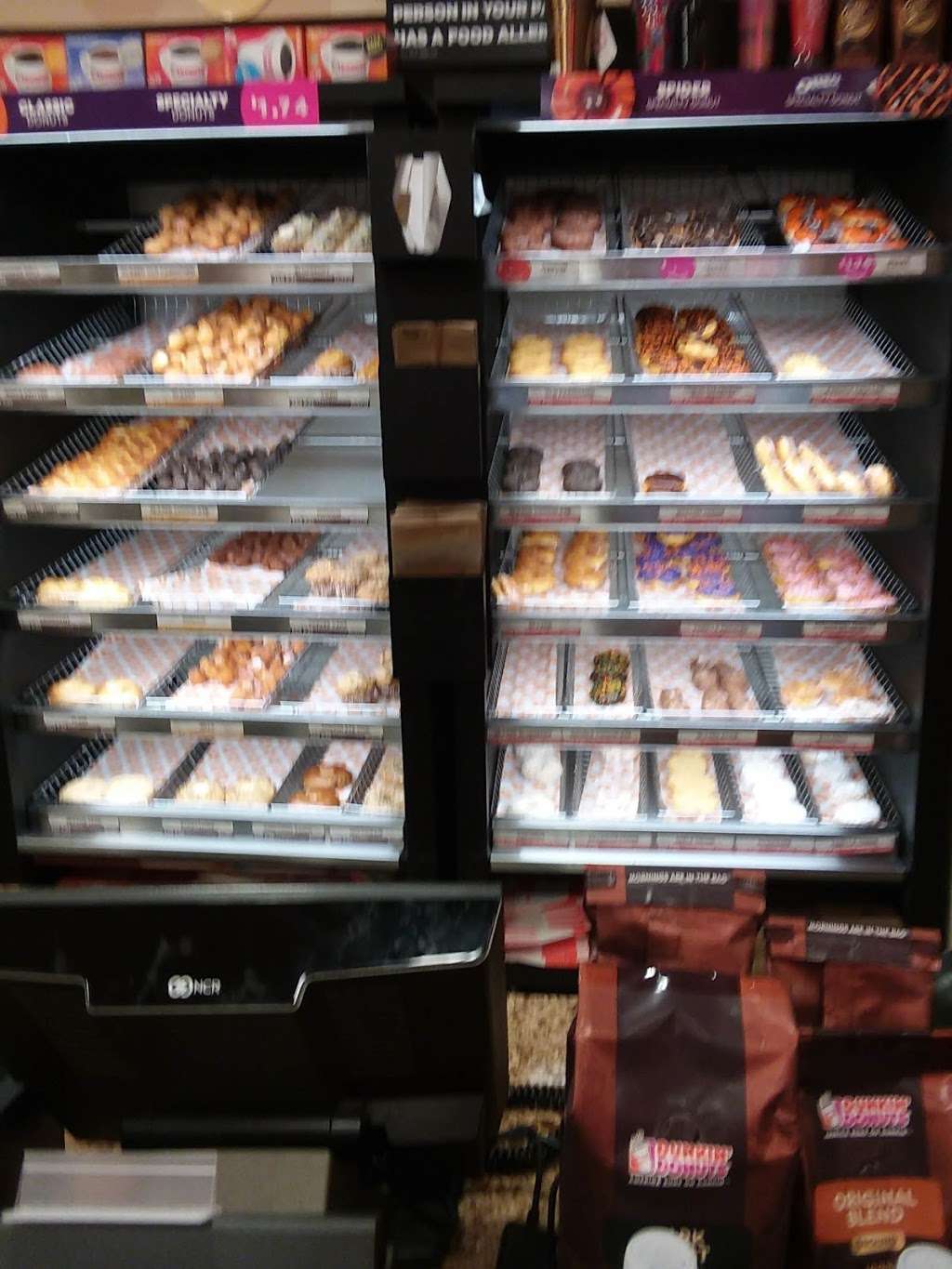 Dunkin Donuts | 585 Veterans Rd W, Staten Island, NY 10309, USA | Phone: (718) 673-3298