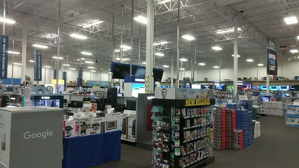 Best Buy | Photo 3 of 10 | Address: 1561 S Randall Rd, Algonquin, IL 60102, USA | Phone: (847) 458-5768
