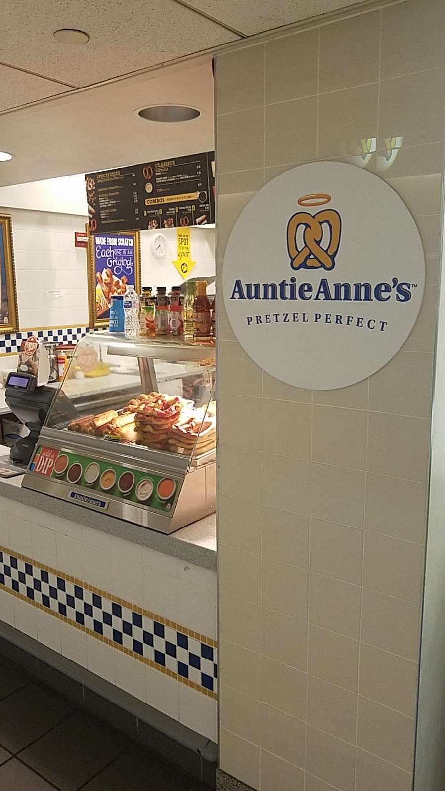 auntie annes pretzels | 8000 Essington Ave. Concourse D, Philadelphia, PA 19153, USA | Phone: (215) 492-6736