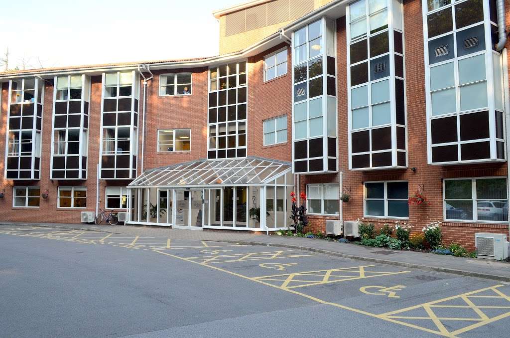 Ashtead Hospital | The Warren, Ashtead KT21 2SB, UK | Phone: 01372 221400