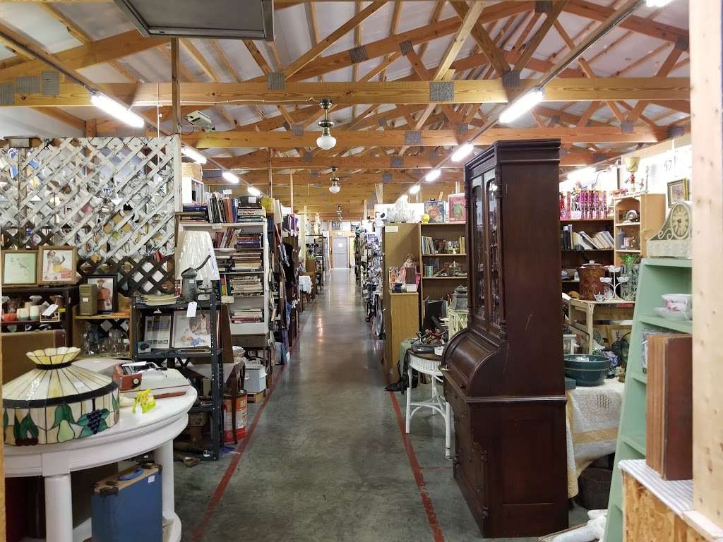 Gilleys Antique & Decorator Mall | 5789 US-40, Plainfield, IN 46168, USA | Phone: (317) 839-8779