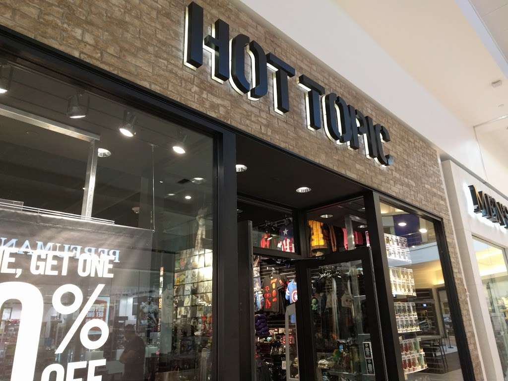 Hot Topic | 5220 Fashion Outlets Way #1217, Rosemont, IL 60018, USA | Phone: (847) 678-7917