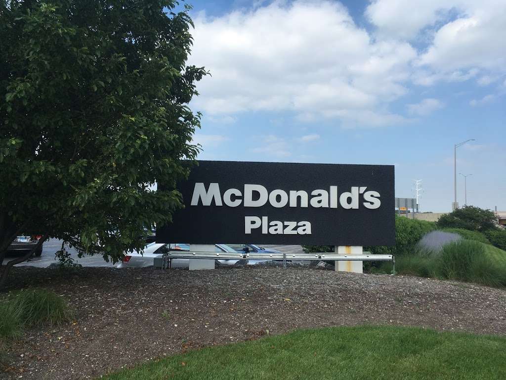 McDonalds | 2111 Midwest Rd, Oak Brook, IL 60523, USA | Phone: (630) 620-0457