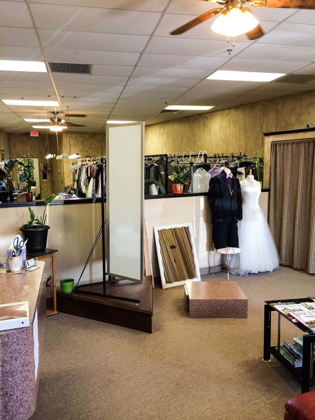 Monas Alterations & Cleaners | 14146 W 119th St, Olathe, KS 66062, USA | Phone: (913) 393-1420