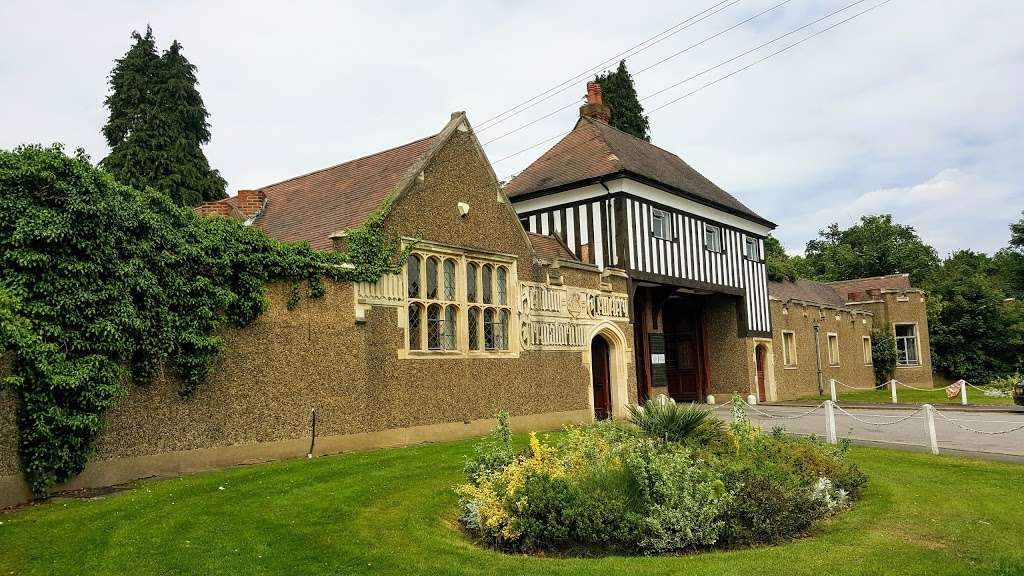 Hendon Cemetery & Crematorium | Holders Hill Rd, London NW7 1NB, UK | Phone: 020 8359 3370