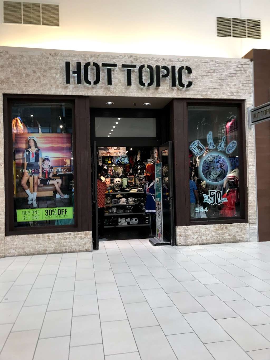 Hot Topic | 3000 Grapevine Mills Pkwy, Grapevine, TX 76051, USA | Phone: (972) 874-8584