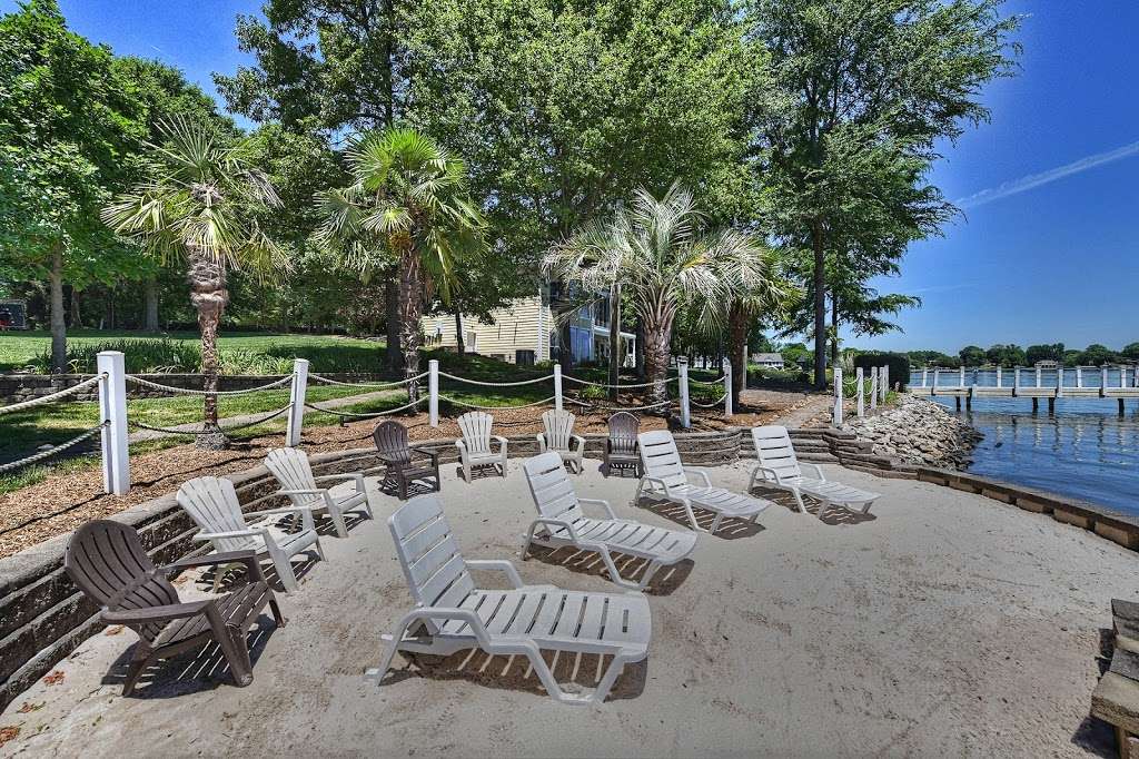 Carolina Hideaway Luxury Vacation Rental Home | 2820 Camden Pointe Dr, Sherrills Ford, NC 28673, USA | Phone: (513) 225-3513