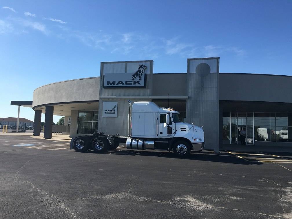 Vanguard Truck Center - Cahokia Mack Isuzu | 1 Vanguard Way, Cahokia, IL 62206 | Phone: (314) 256-8099