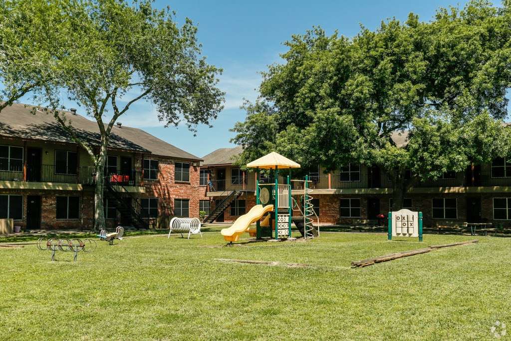 Oaks at Mustang Apartments | 2101 Mustang Rd, Alvin, TX 77511, USA | Phone: (281) 607-2065