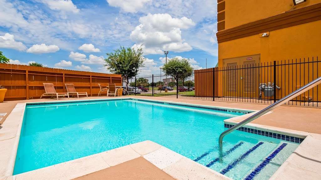 Best Western Plus Hobby Airport Inn & Suites | 8778 Airport Blvd, Houston, TX 77061, USA | Phone: (713) 943-2700