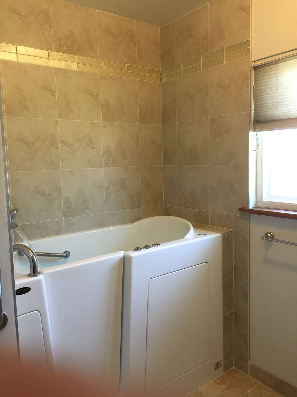 American Quality Walk-In Tub | 19205 Parthenia St G, Northridge, CA 91324 | Phone: (855) 200-0882