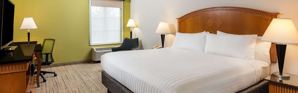 Holiday Inn Express Charlotte West - Gastonia | 1911 Broadcast St, Gastonia, NC 28052, USA | Phone: (704) 884-3300