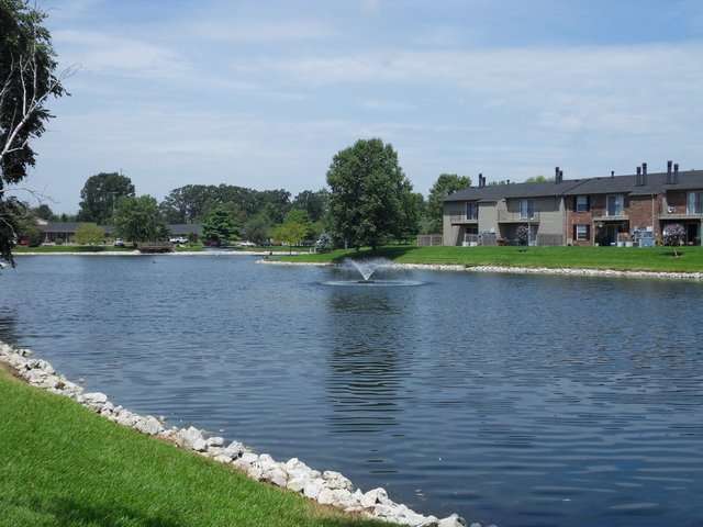 Williamsburg on the Lake Apartments | 2810 Winchester Dr, Valparaiso, IN 46383, USA | Phone: (219) 472-1094