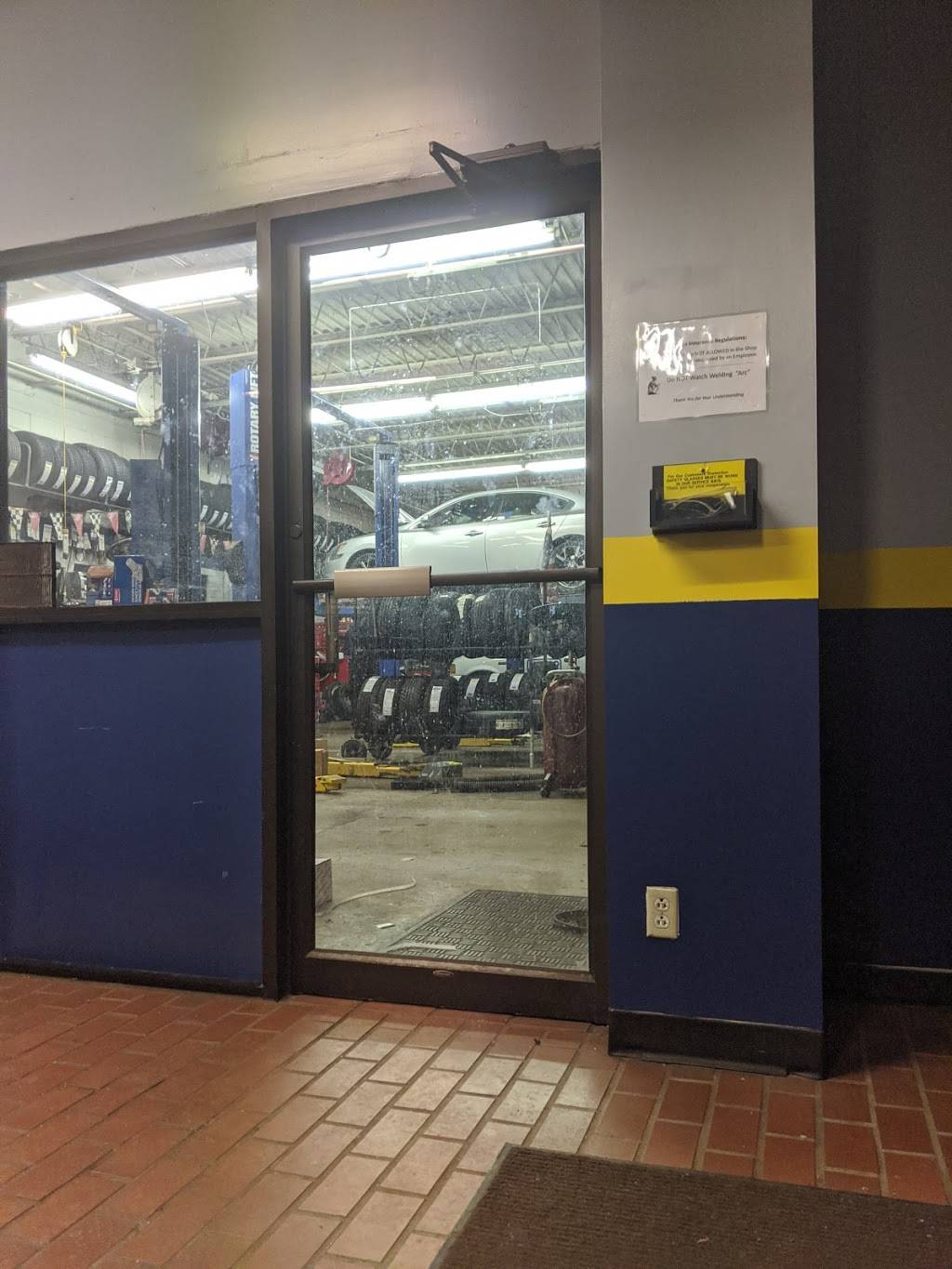 Monro Auto Service And Tire Centers | 331 Cochran Rd, Mt Lebanon, PA 15228, USA | Phone: (412) 927-5515