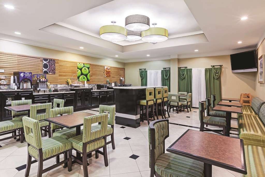 La Quinta Inn & Suites Pearland | 9002 Broadway St, Pearland, TX 77584 | Phone: (281) 412-5454