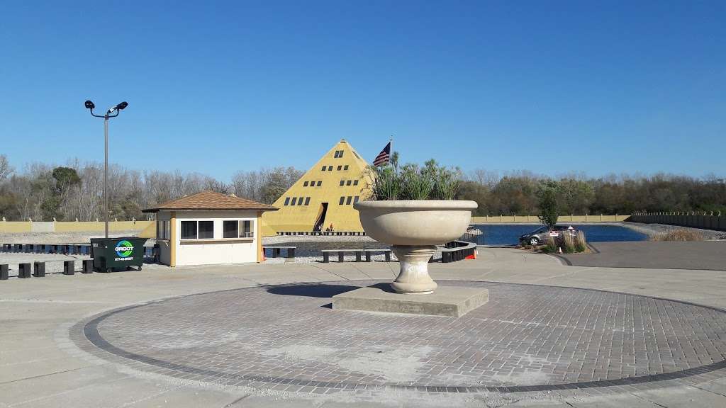 Gold Pyramid House | 37921 N Dilleys Rd, Wadsworth, IL 60083, USA | Phone: (847) 244-7777