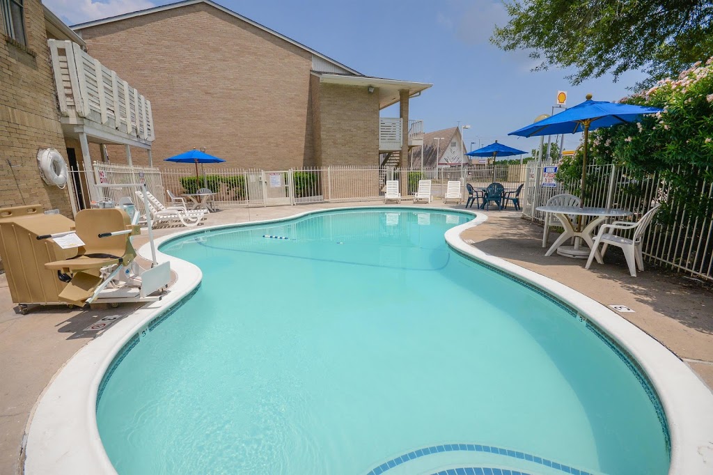 Motel 6 Houston - Baytown East | 8911 TX-146, Baytown, TX 77523, USA | Phone: (281) 691-6650