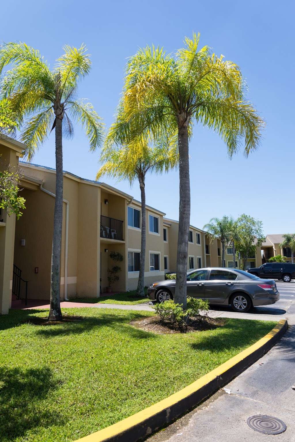 Walden Pond Villas Apartments in Miami, FL | 20880 NW 7th Ave, Miami, FL 33169, USA | Phone: (305) 653-4057