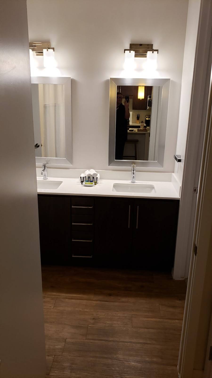 Stay Alfred at Broadstone Scottsdale Quarter | 15345 N Scottsdale Rd, Scottsdale, AZ 85254, USA | Phone: (866) 232-3864
