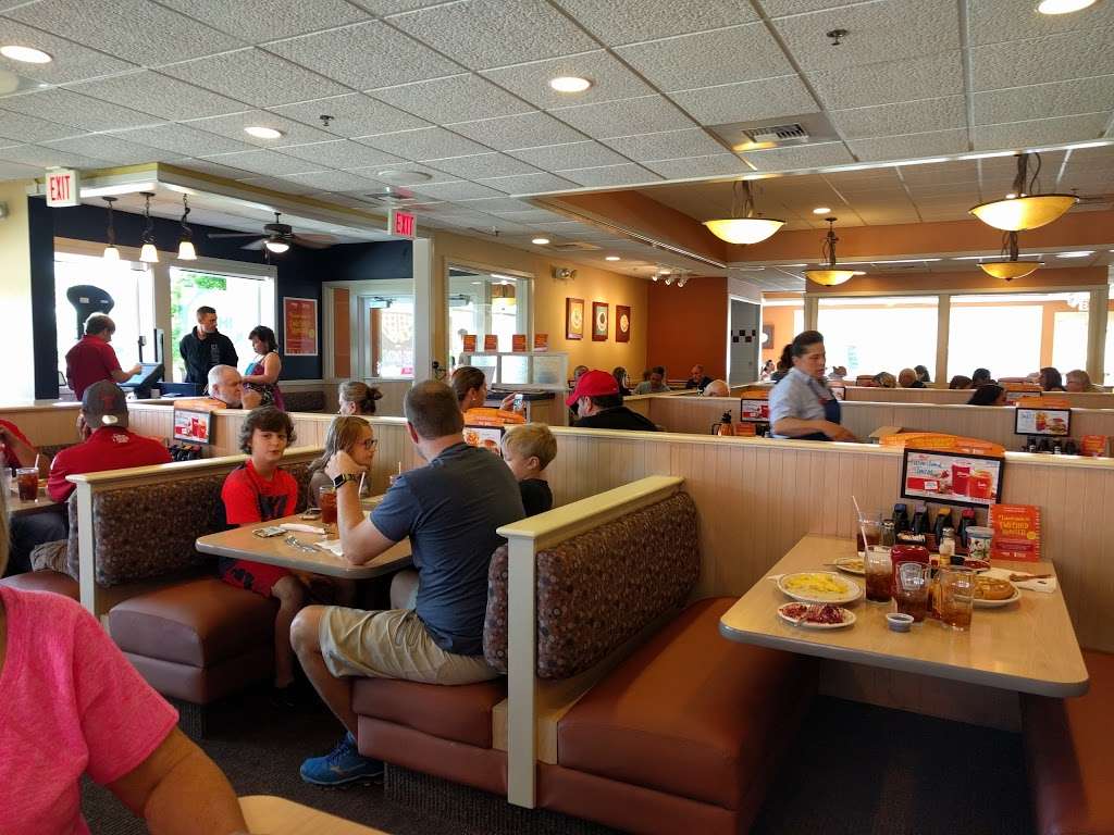 IHOP | 2131 Willow Rd, Glenview, IL 60025 | Phone: (847) 657-9570
