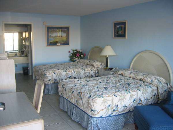 Paramount Lakeside Inn & Suites | 910 E Memorial Blvd, Lakeland, FL 33801, USA | Phone: (863) 683-0477