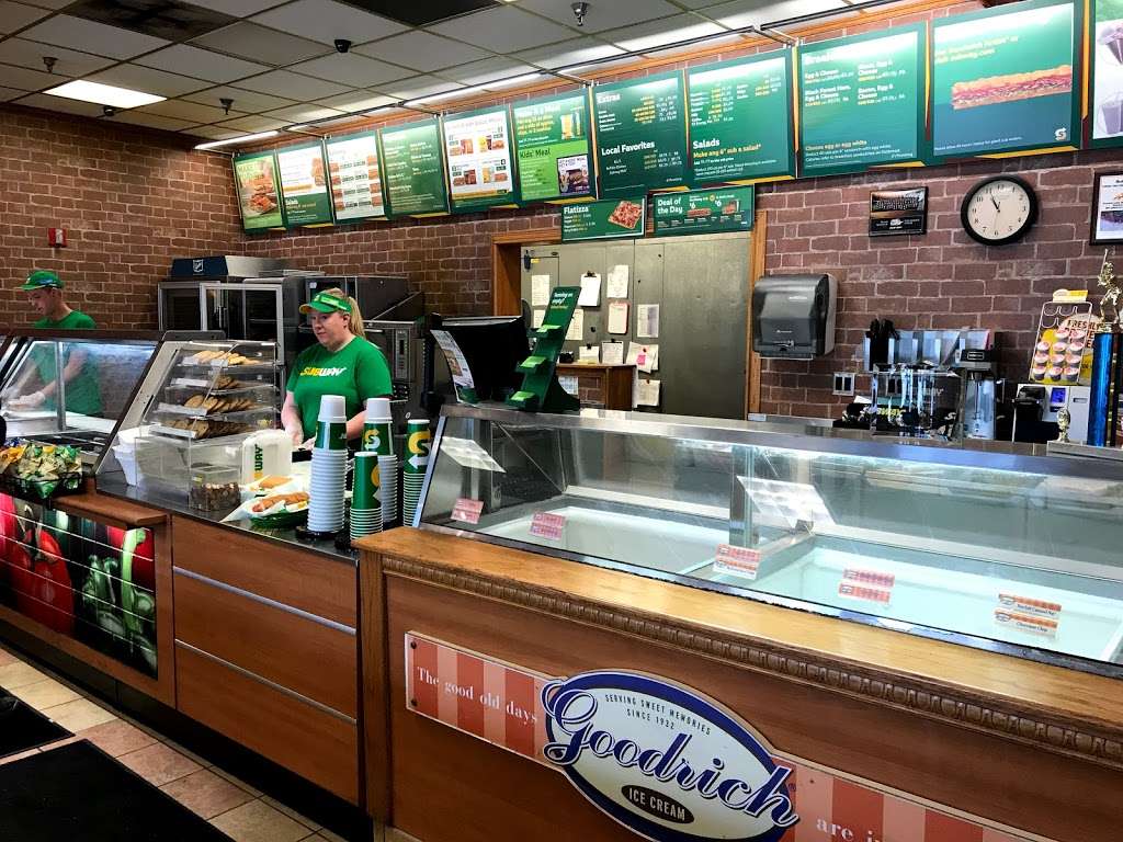 Subway Restaurants | 40 W Terra Cotta Ave, Crystal Lake, IL 60014, USA | Phone: (815) 455-7373