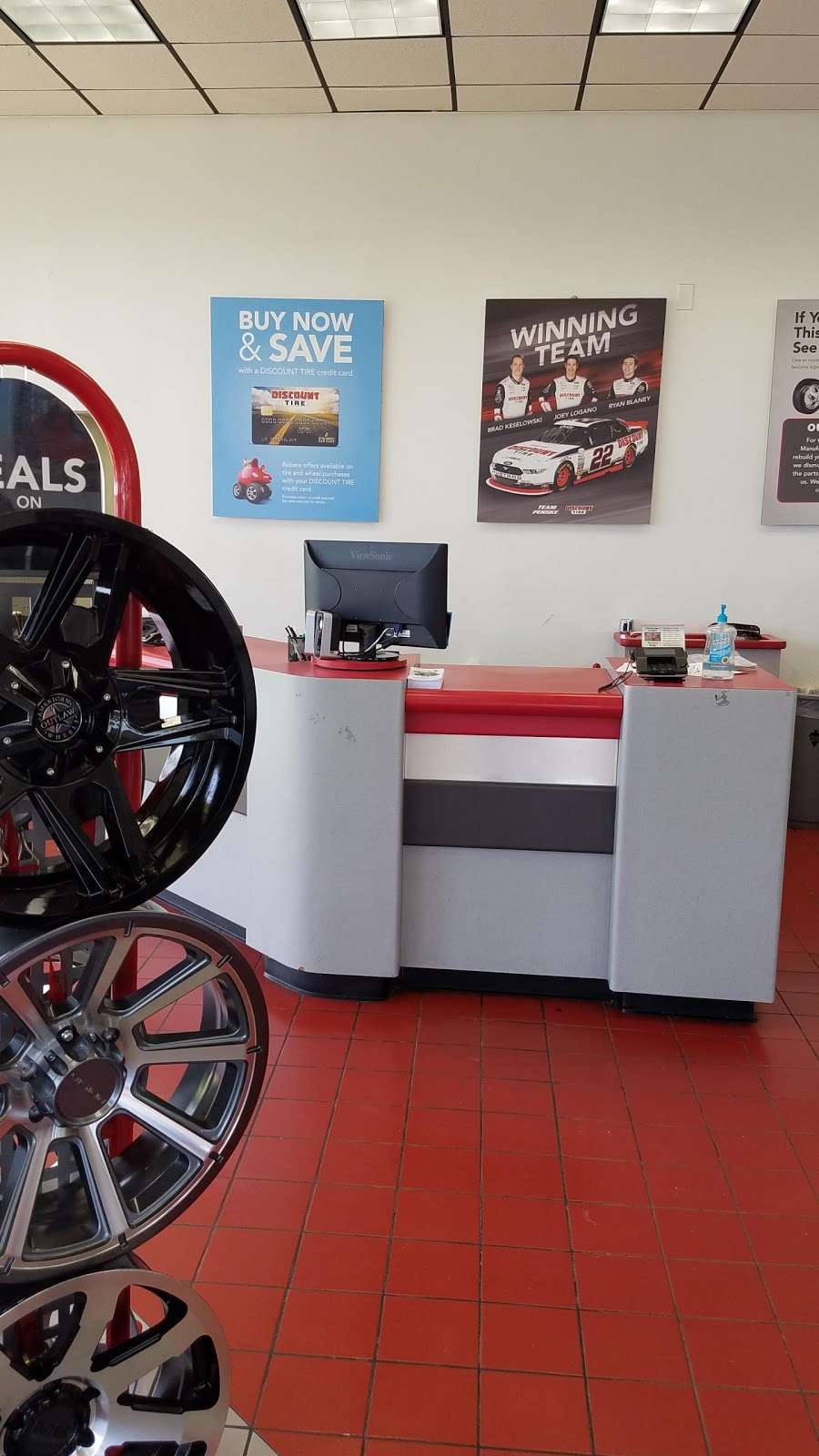 Discount Tire | 27950 Southwest Fwy, Rosenberg, TX 77471 | Phone: (281) 232-9906