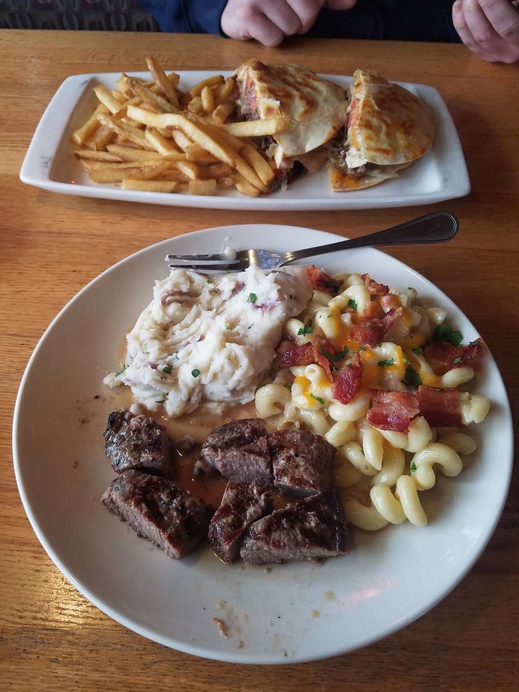 Applebees Grill + Bar | 2126 Gateway Center Dr, Belvidere, IL 61008, USA | Phone: (815) 544-0136