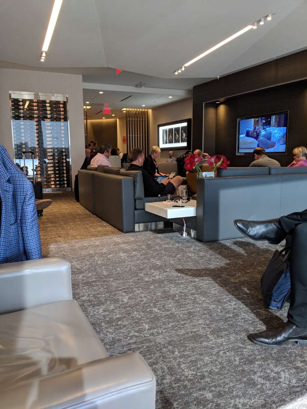 Air Canada Business Class Maple Leaf Lounge | Terminal 6, World Way, Los Angeles, CA 90045, USA | Phone: (888) 247-2262