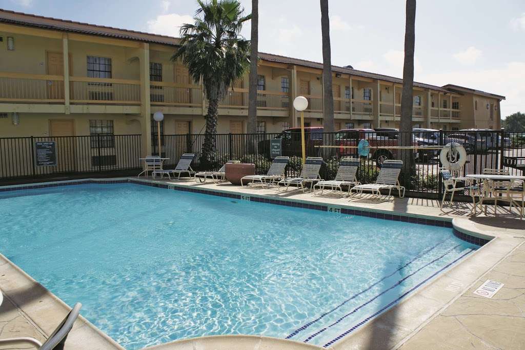 La Quinta Inn by Wyndham Clute Lake Jackson | 1126 South Hwy 332 West, Clute, TX 77531 | Phone: (979) 265-7461